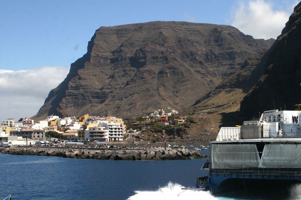 El catamarán Bonanza Express se dispone a realizar las pruebas de atraque en el muelle comercial del municipio gomero de Valle Gran Rey.