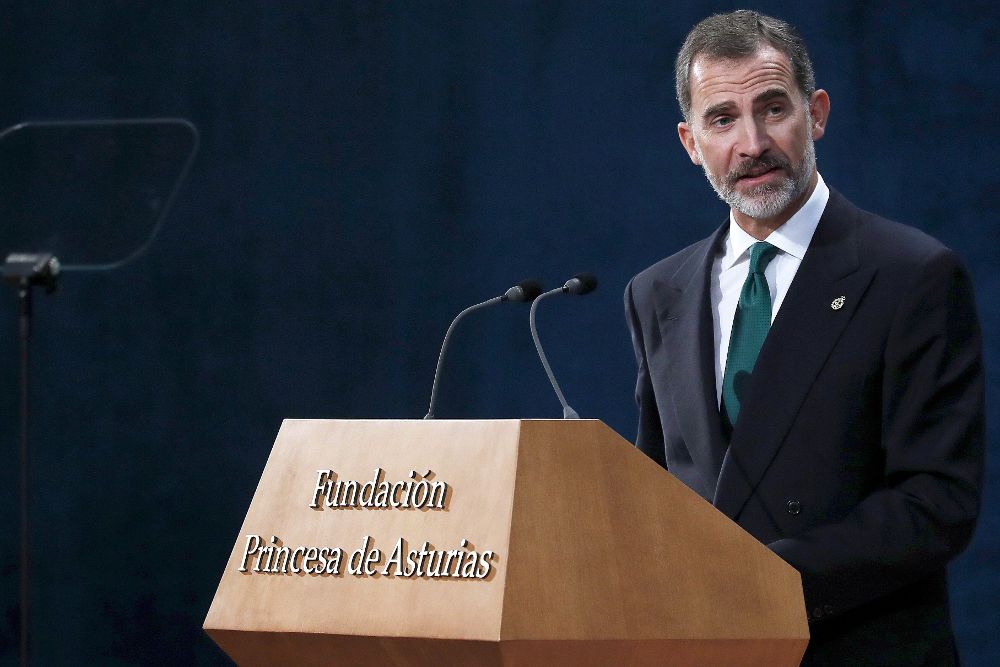 El rey Felipe durante su intervención en la ceremonia de entrega de los Premios Princesa de Asturias 2017, hoy en el Teatro Campoamor de Oviedo.