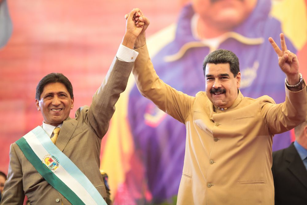 Fotografía cedida por la oficina prensa del Palacio de Miraflores, del presidente de Venezuela, Nicolás Maduro (d), participando durante la juramentación del gobernador electo del estado Barinas, Argenis Chávez (i).
