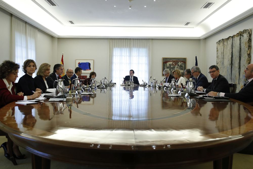 El jefe del Ejecutivo, Mariano Rajoy (c), preside la reunión extraordinaria del Consejo de Ministros en la que se aprobarán las medidas concretas en aplicación del artículo 155 de la Constitución.