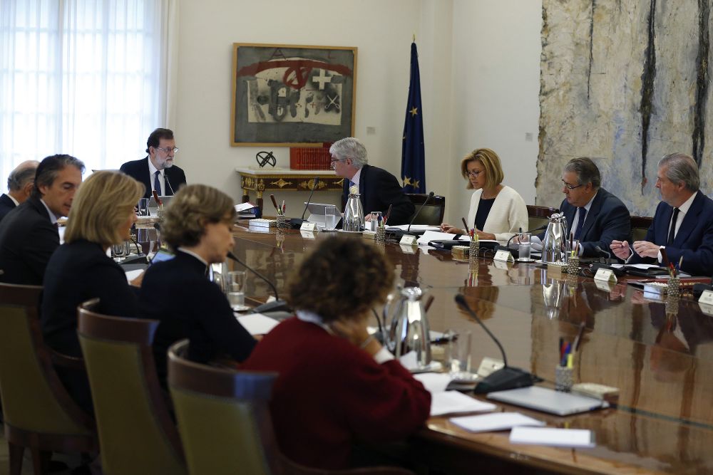El jefe del Ejecutivo, Mariano Rajoy (5d), preside la reunión extraordinaria del Consejo de Ministros.