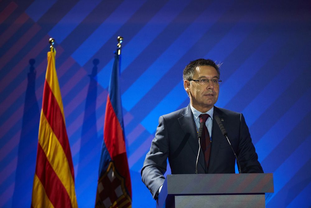El presidente del FC Barcelona, Josep Maria Bartomeu, durante su intervención en la asamblea General Ordinaria 2017 celebrada hoy en el Palau Blaugrana.