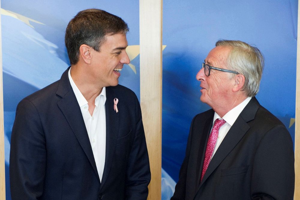 El secretario general del PSOE, Pedro Sánchez (i),y el presidente de la Comisión Europea, Jean-Claude Juncker, durante la entrevista que mantuvieron en Bruselas.