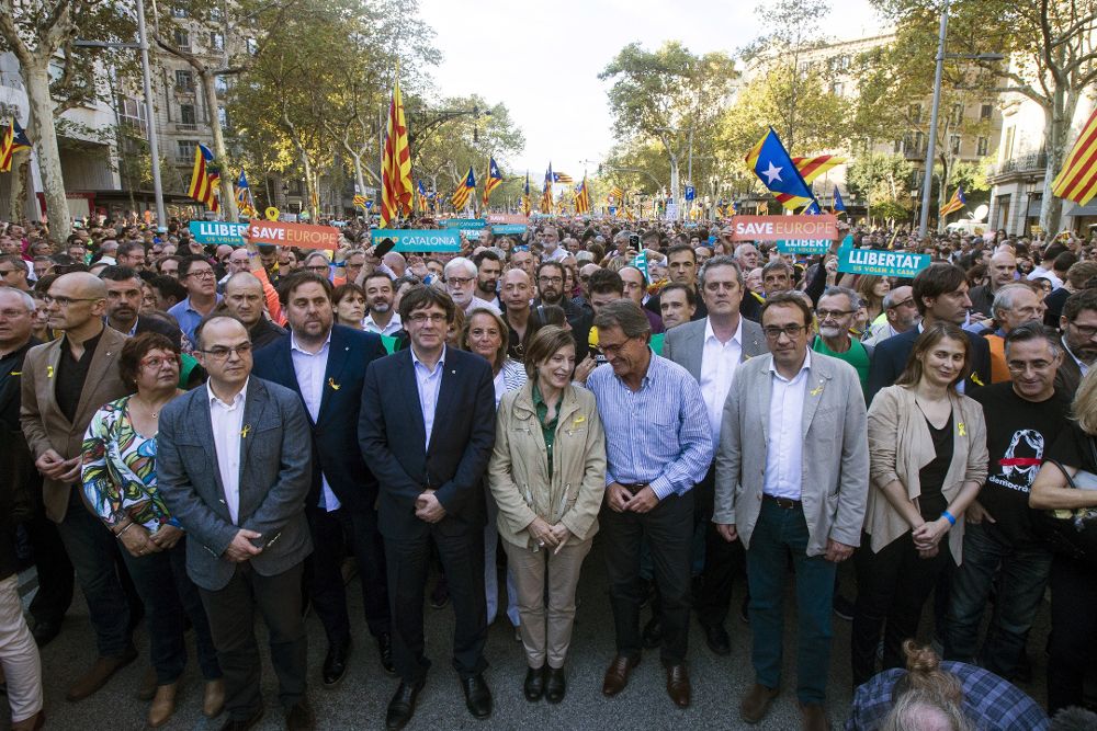 El presidente de la Generalitat, Carles Puigdemont, en la manifestación convocada por la Mesa por la Democracia para pedir la libertad de Jordi Sànchez y Jordi Cuixart, después que el Gobierno haya anunciado que propondrá al Senado su destitución y la de todos los consellers.