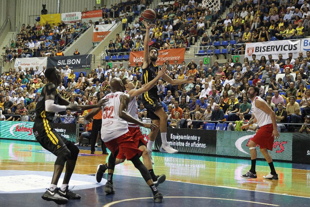 El alaero del Iberostar Canarias Javier Beirán (c) entra a canasta ante los jugadores del Retabet Bilbao Basket, durante el partido de la quinta jornada de Liga Endesa que disputan en La Laguna.