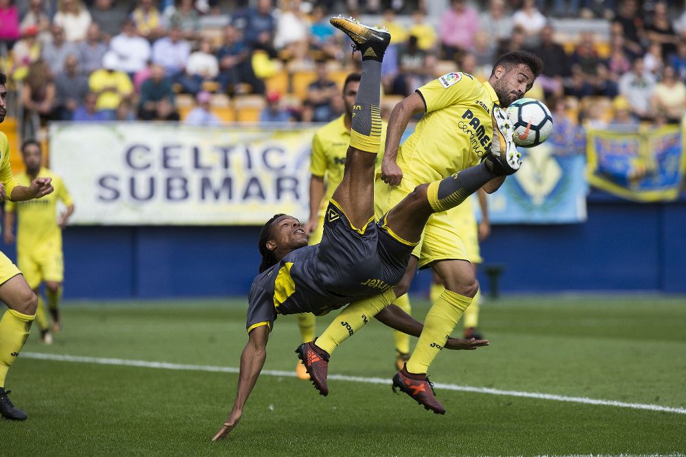 El delantero francés de Las Palmas Loïc Rémy (i) disputa un balón con el defensa del Villarreal Mario Gaspar (d) durante el partido correspondiente a la novena jornada de LaLiga Santander.