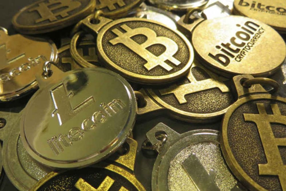 El bitcoin es una moneda virtual. Las piezas de la imagen no se utilizan.
