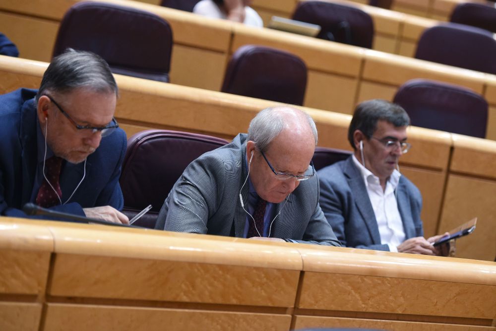 El senador del PSC José Montilla (c) escucha un discurso en el Parlament del presidente de Cataluña.