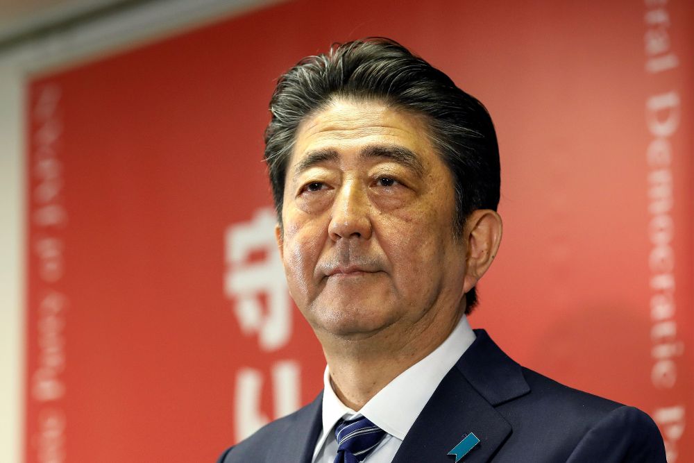 El primer ministro nipón, Shinzo Abe, da una rueda de prensa en la sede del Partido Liberal Demócrata en Tokio (Japón) hoy, 23 de octubre.