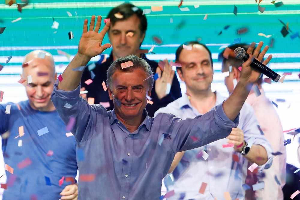 El presidente argentino, Mauricio Macri, saluda en el búnker del partido Cambiemos, en Buenos Aires, donde arrasó electoralmente.