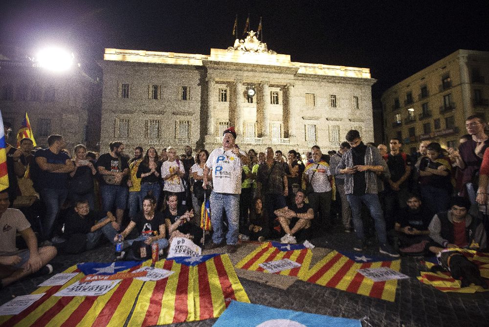 Un grupo de ciudadanos se concentran delante del Palau de la Generalitat en protesta contra el artículo 155 de la Constitución.