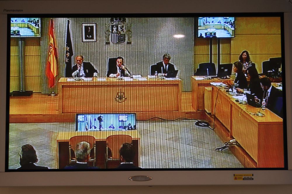 Vista de un monitor de la sala de prensa de la Audiencia Nacional, durante la sesión hoy donde las fiscales emiten su informe.