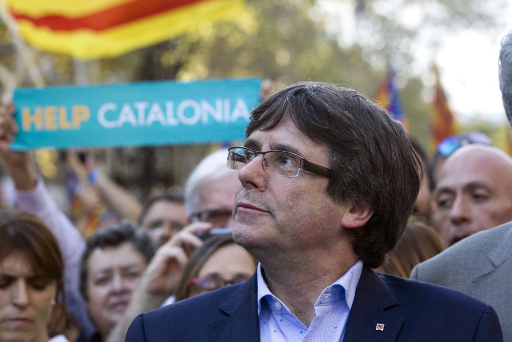 Carles Puigdemont, durante la manifestación convocada por la Mesa por la Democracia para pedir la libertad de Jordi Sànchez y Jordi Cuixart.