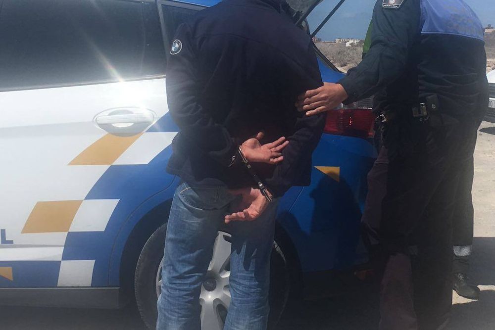 La Policía Local de Granadilla con uno de los detenidos el pasado domingo.
