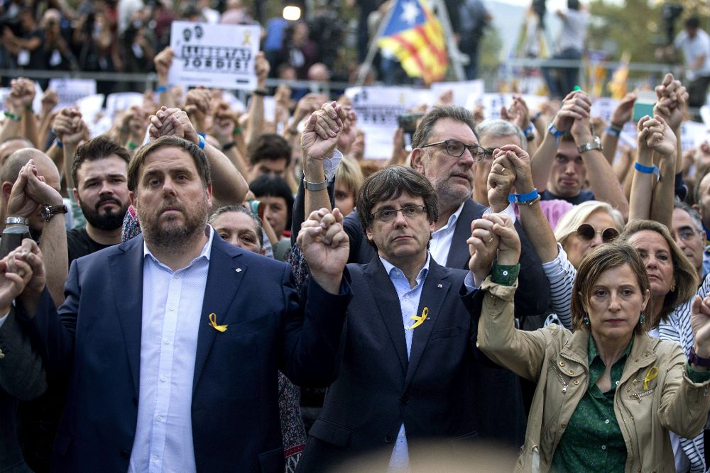 El vicepresidente de la Generalitat Oriol Junqueras (i) siempre ha defendido que la independencia no supondría merma de la actividad económica en Cataluña.