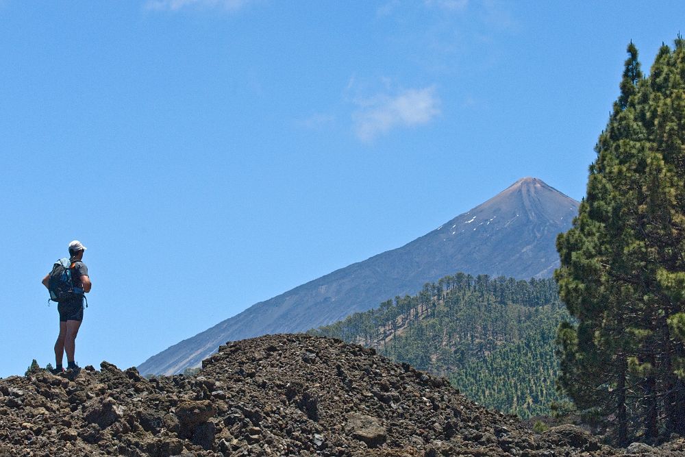 Vista del parque nacional de las Cañadas del Teide con un senderista.