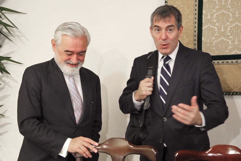 El presidente del Gobierno de Canarias, Fernando Clavijo (d), conversa con el director de la Real Academia Española, Darío Villanueva.