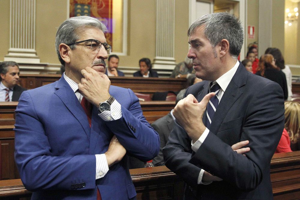 El presidente del Gobierno de Canarias, Fernando Clavijo (d), conversa con el presidente de Nueva Canaria, Román Rodríguez, antes de comenzar la sesión plenaria del Parlamento regional.