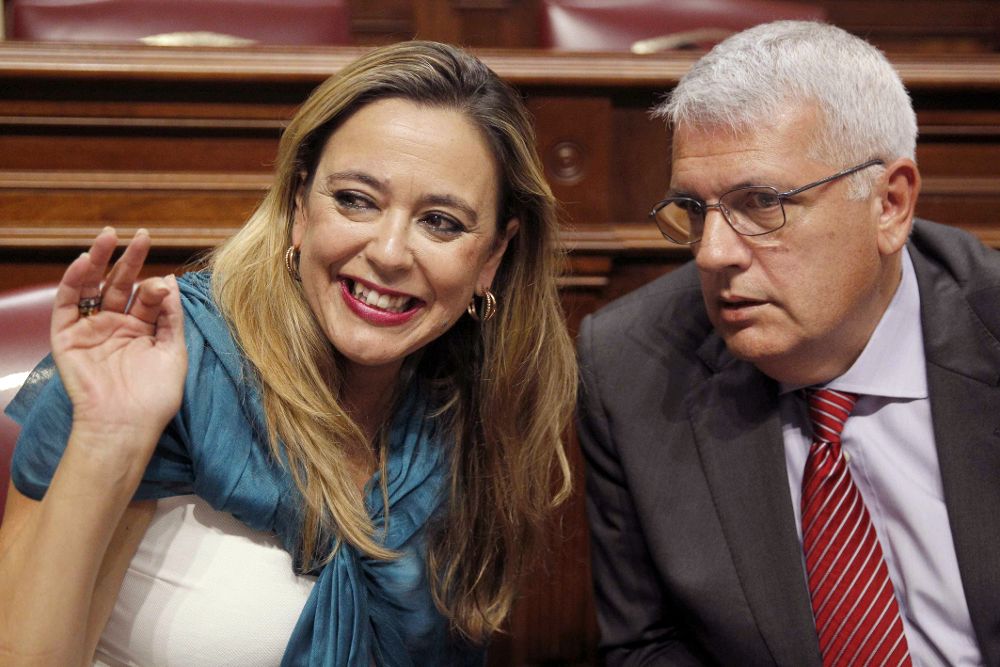 La nueva portavoz del grupo Socialista María Dolores Corujo Berriel, junto a Manuel Marcos Pérez, antes de comenzar la sesión plenaria del Parlamento de Canarias.