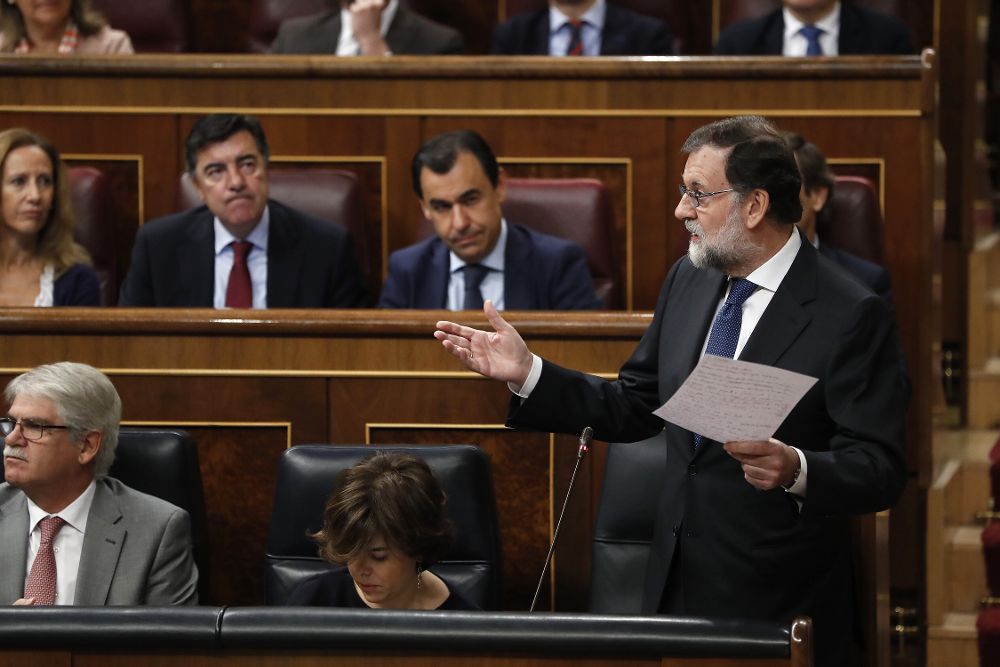 El presidente del Gobierno, Mariano Rajoy, durante una de sus intervenciones en la sesión de control al Gobierno que se celebra hoy en el pleno del Congreso de los Diputados.