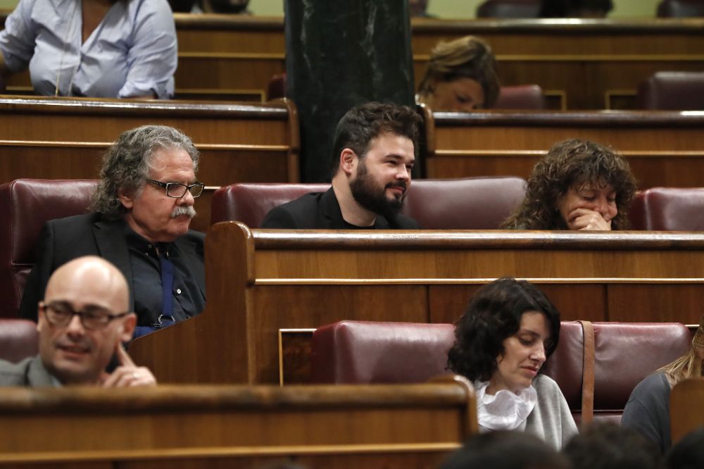 Los portavoces de ERC, Gabriel Rufián y Joan Tardà, al inicio de la sesión de control al Gobierno. A este último le ha contestado Mariano Rajoy que con Puigdemont no se puede dialogar.