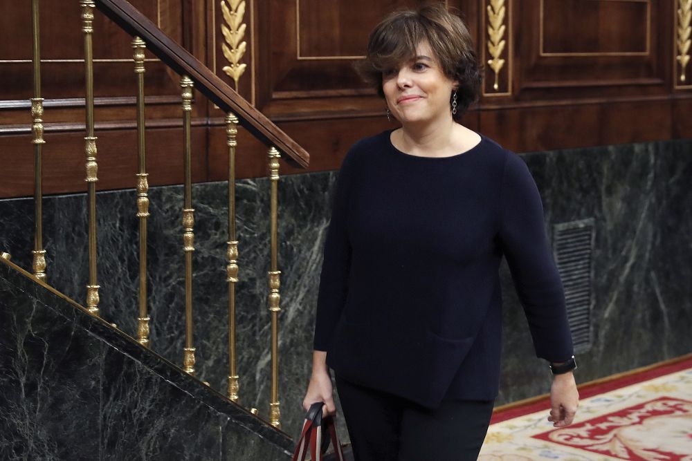 La vicepresidenta del Gobierno, Soraya Sáenz de Santamaría, a su llegada a la sesión de control al Gobierno, en el Congreso de los Diputados.