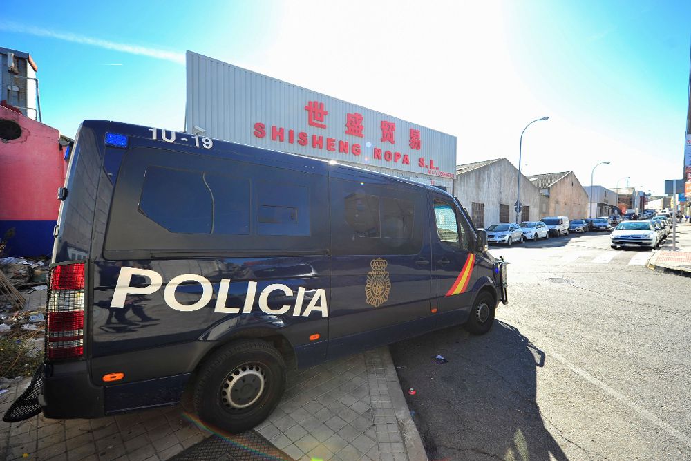 Furgón de la policía nacional en el polígono Cobo Calleja, en Fuenlabrada (Madrid).