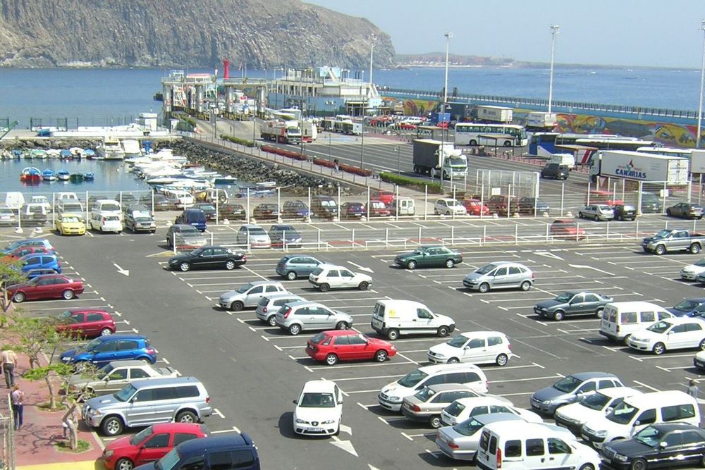 Imagen del aparcamiento para vehículos del puerto de Los Cristianos.