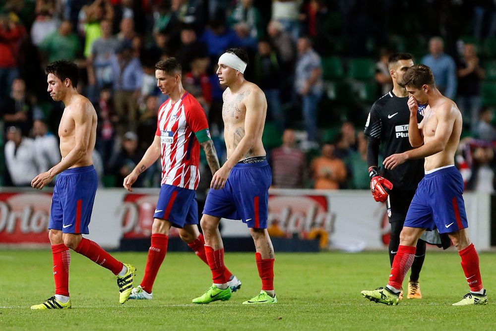 Los jugadores del Atlético de Madrid abandonan el terreno de juego a la finalización del encuentro.