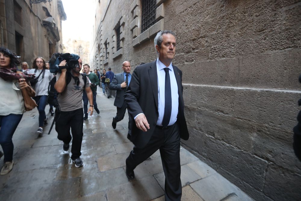 El conseller de Interior, Joaquim Forn, llega al Palau de la Generalitat donde el presidente Puigdemont ha vuelto a convocar esta mañana a los miembros del Govern.