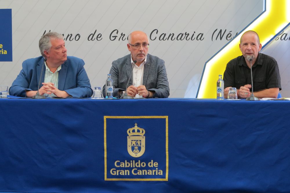 El presidente del Cabildo de Gran Canaria, Antonio Morales, en el centro.