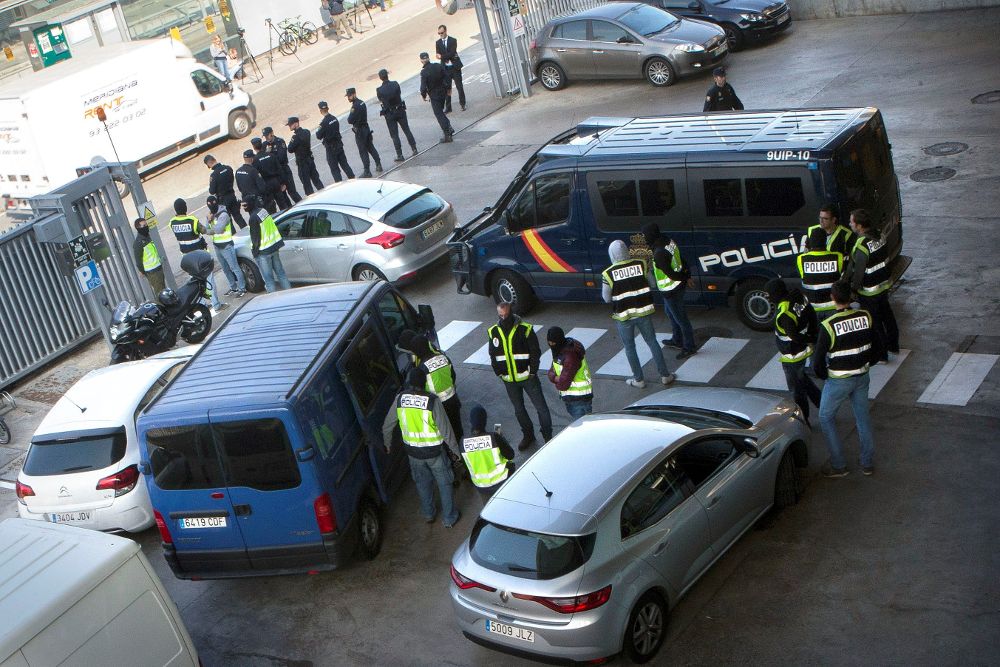 Efectivos de la Policía Nacional registran una furgoneta en la incineradora de Sant Adrià de Besòs (Barcelona).
