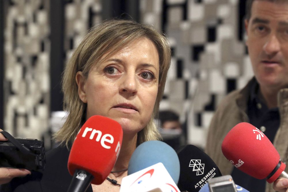 La presidenta de Eurocop, Angels Bosch, hace declaraciones a las medios en las que ha denunciado las "indignas" condiciones laborales de policías nacionales y guardias civiles en Cataluña.
