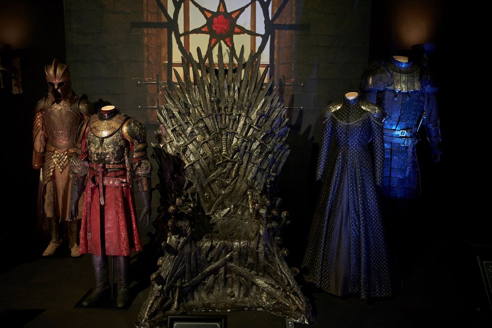 Hasta el próximo día 7 de enero, los fans de la popular y exitosa serie de HBO, Juego de Tronos, podrán imbuirse en el mundo de los Lannister, los Stark o de Danaerys Targaryen, a través de las centenares de piezas que se exhiben en la muestra "Game of Thrones: The Touring Exhibition".