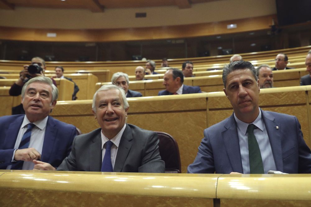 Los senadores del Grupo Popular, José Manuel Barreiro (i), Javier Arenas y Xavier García Albiol (d).