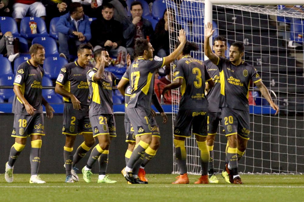 Los jugadores de la UD Las Palmas celebran el segundo gol ante el Deportivo, durante el partido de ida de los dieciseisavos de final de la Copa del Rey que se disputa esta noche en el estadio de Riazor, en A Coruña.