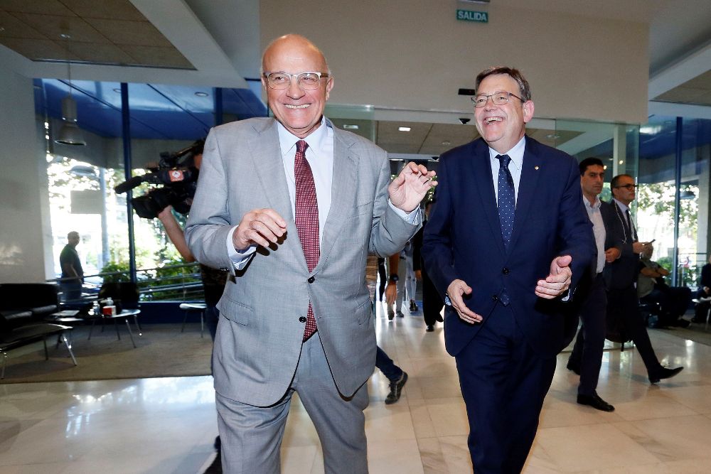 El presidente del Banco Sabadell, Josep Oliu (i), con el de la Generalitat valenciana, Ximo Puig (d), tras la reunión del Consejo de Administración celebrada en Alicante.