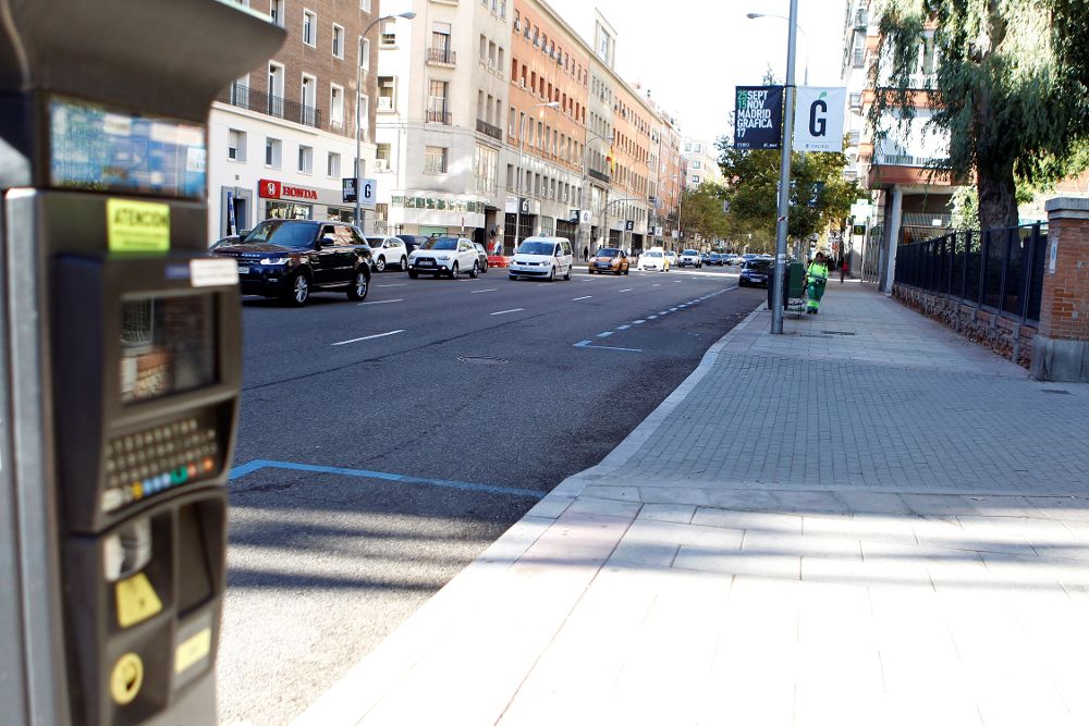 El Ayuntamiento de Madrid mantiene hoy el 'escenario 2' del protocolo contra la contaminación, que implica que los coches de no residentes tienen prohibido aparcar en el interior de la M30.