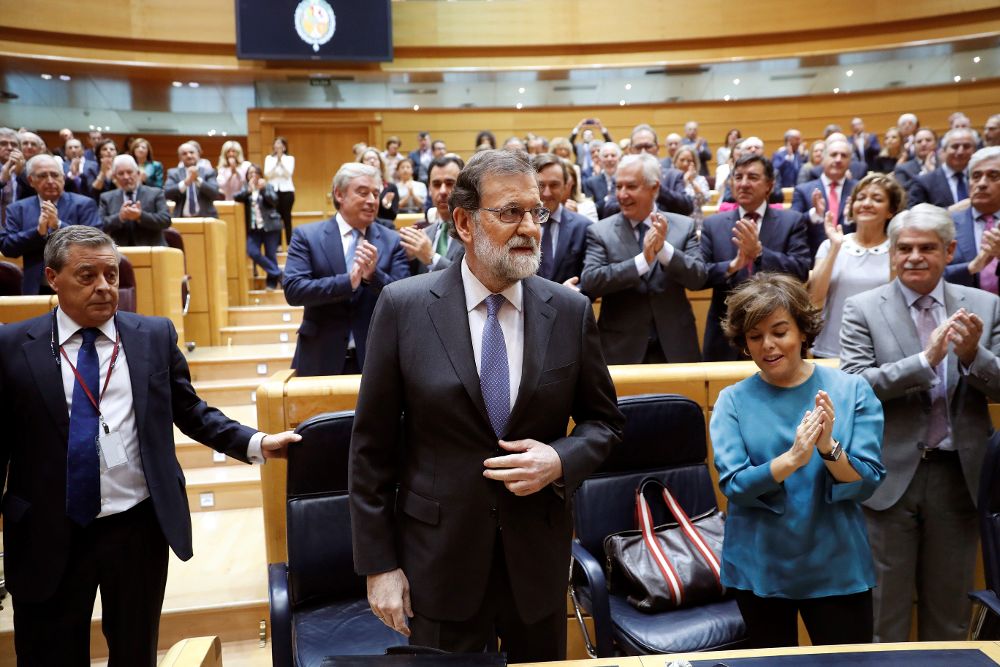 El presidente del Gobierno, Mariano Rajoy (2i), es aplaudido a su llegada al pleno extraordinario del Senado.