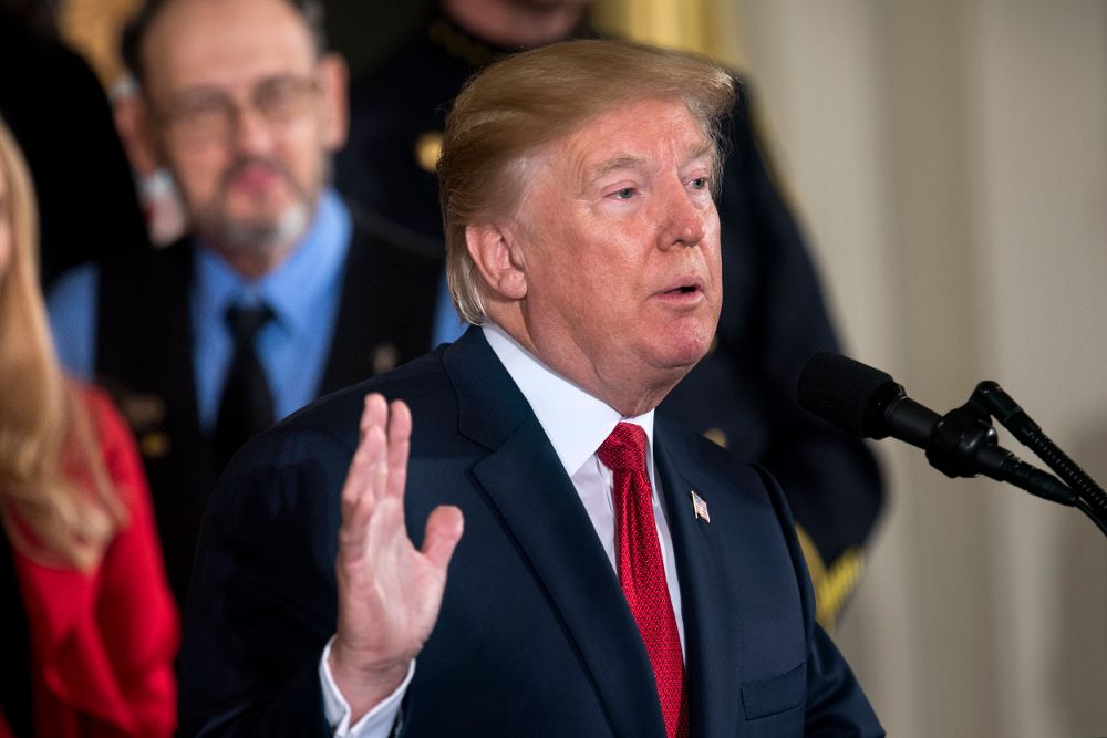 El presidente de los Estados Unidos, Donald J. Trump, declara la crisis de opiáceos una "emergencia de salud pública" durante un discurso en la Sala Este de la Casa Blanca.