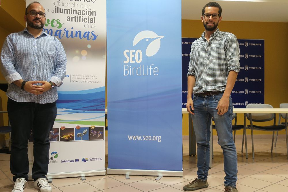 El consejero José Antonio Valbuena (iz) y el responsable de SEO Birdlife.