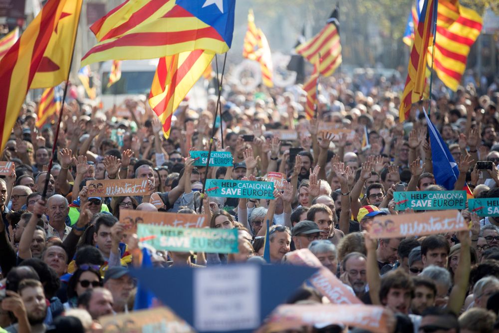 Centenares de independentistas se han congregado ya a las puertas del parque de la Ciutadella de Barcelona para apoyar una eventual declaración de independencia en el pleno del Parlament.