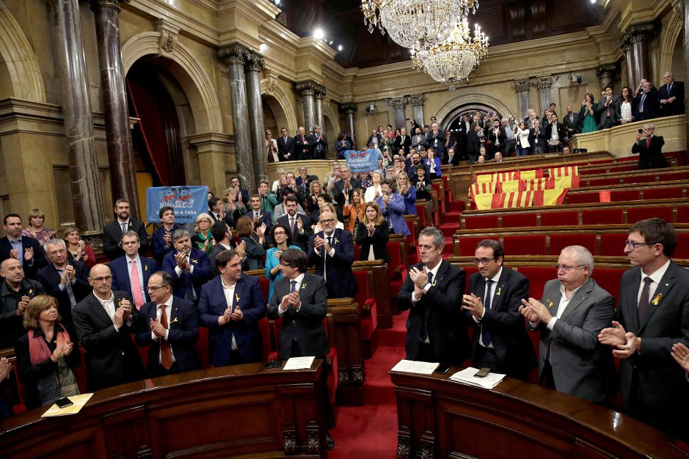 El Govern y los diputados de JxSí y la CUP, sin los diputados del PSC, PPC y Ciudadanos, aplauden tras aprobarse en el pleno del Parlament, la declaración de independencia.