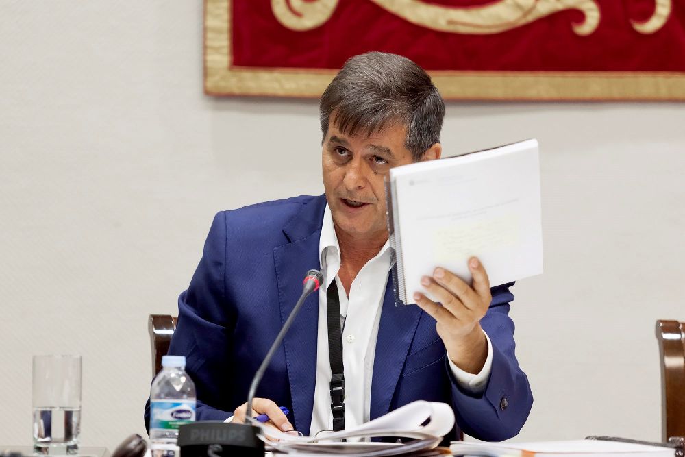 El Comisionado de Inclusión Social y Lucha contra la Pobreza del Gobierno de Canarias, Santiago Rodríguez, durante su comparecencia hoy en la comisión parlamentaria de Empleo, Políticas Sociales y Vivienda.