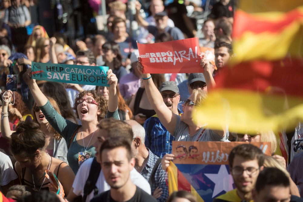 Los concentrados a las puertas del parque de la Ciutadella de Barcelona para apoyar la declaración de independencia.