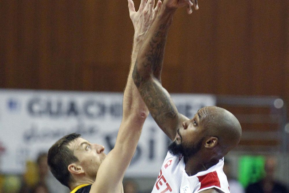 El ala pívot norteamericano del Iberostar Canarias Tim Abromaitis (i) y el pívot del Retabet Bilbao Basket Vaslije Vucetic.