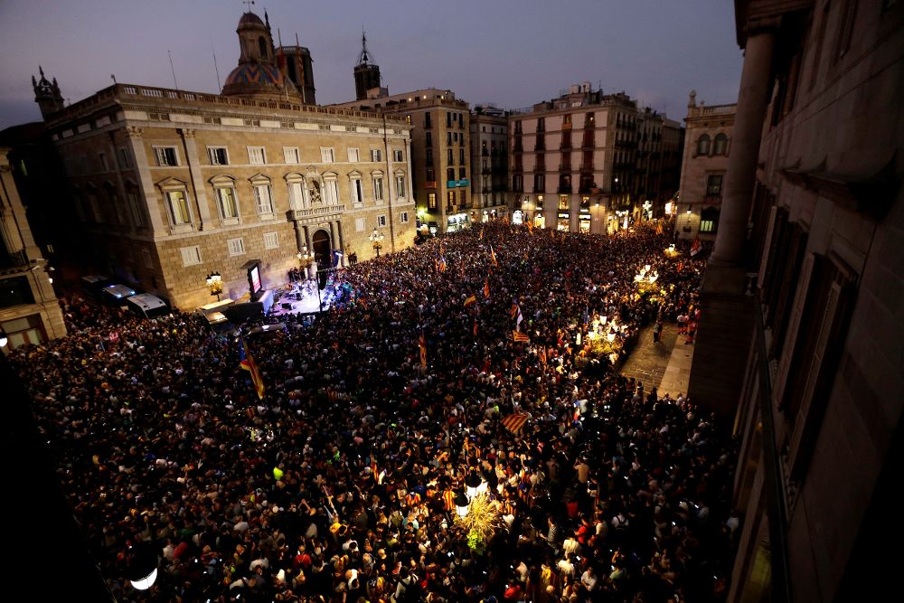 Unas 6.000 personas, según la Guardia Urbana, se han concentrado esta tarde espontáneamente en la plaza de Sant Jaume de Barcelona, ante el Palau de la Generalitat.