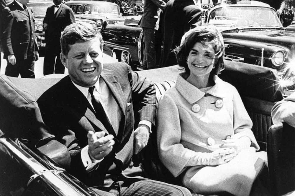 Fotografía cedida por la biblioteca presidencial John F. Kennedy del 3 de mayo de 1961 muestra al presidente de los Estados Unidos John F. Kennedy (i) y a la primera dama Jacqueline Kennedy (d).