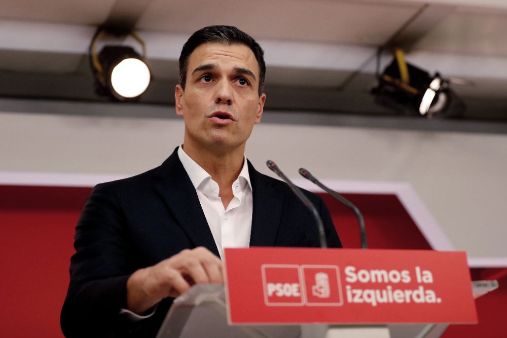 El Secretario General del Partido Socialista Obrero Español Pedro Sánchez, a su llegada a la sala de prensa de la sede de Ferraz donde hizo una declaración sobre la votación en el parlamento catalán.