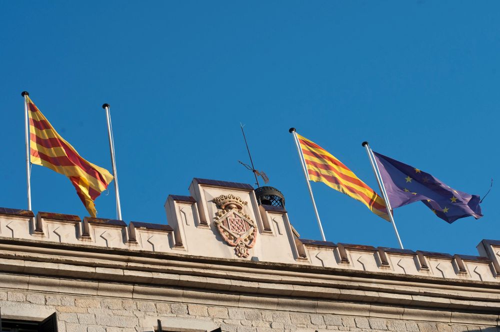 La fachada del ayuntamiento de Girona, donde la bandera de España que ondeaba ha sido descolgada hoy a petición de las centenares de personas que se han concentrado en la ciudad después que el Parlament haya declarado la independencia.